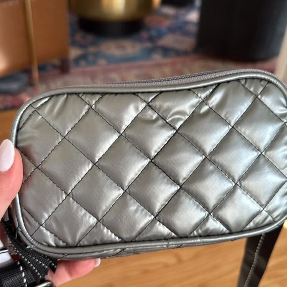 oliver thomas 24 + 7 triple threat crossbody metallic silver - Picture 10 of 16